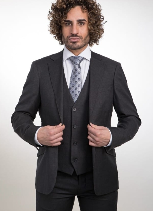 Traje moda urbana y acompañantes