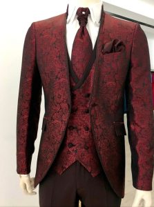 Traje trapeado granate sin solapas cuello semi-mao, pantalón liso